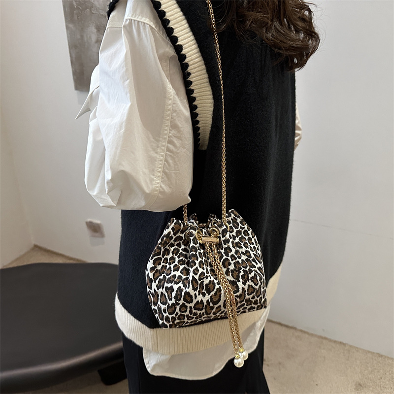 Bolsos de cubo de viaje ocio simple bolso de moda simple bolso de mujer otoño / invierno 2024 nueva moda simple bolso de hombro