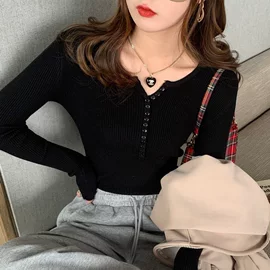 别致黑色V领毛衣女内搭：秋冬文艺复古针织打底衫选购指南