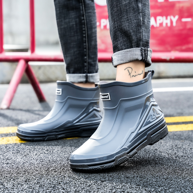 Botas de lluvia de media pantorrilla para hombres zapatos de agua de baja pantorrilla de moda antideslizante impermeable corto de suela gruesa PVC resistente al desgaste en stock al por mayor