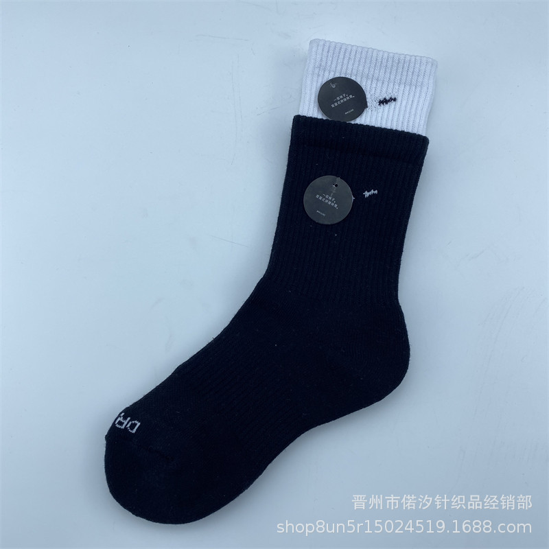 2023新品の偽の2つのつなぎ合わせのスポーツの靴下の中で筒の高い筒の男女の同項のマカロンカラーの厚いタオルの底