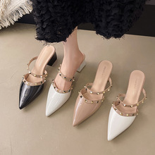 2025夏季超纤尖头包头高跟凉拖鞋女铆钉粗跟外穿简约时尚女鞋