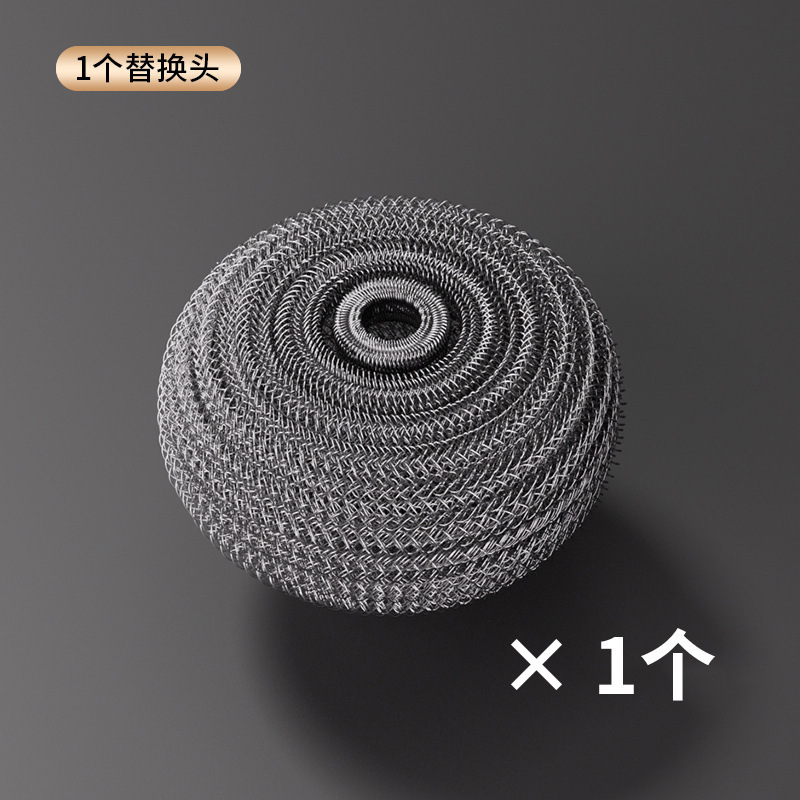 鍋の神器のステンレスの長い柄をブラシして鍋をブラシします。|undefined