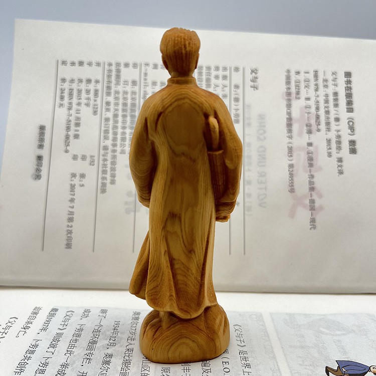 Estatuas de madera de ciprés de acantilado de gran hombre de todo el cuerpo de la estatua de jóvenes en la casa sala de estar decoración de gabinete de televisión artesanía decoración de la sala de estar regalo