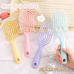 工場は新商品のふわふわした形の櫛を供給しています。