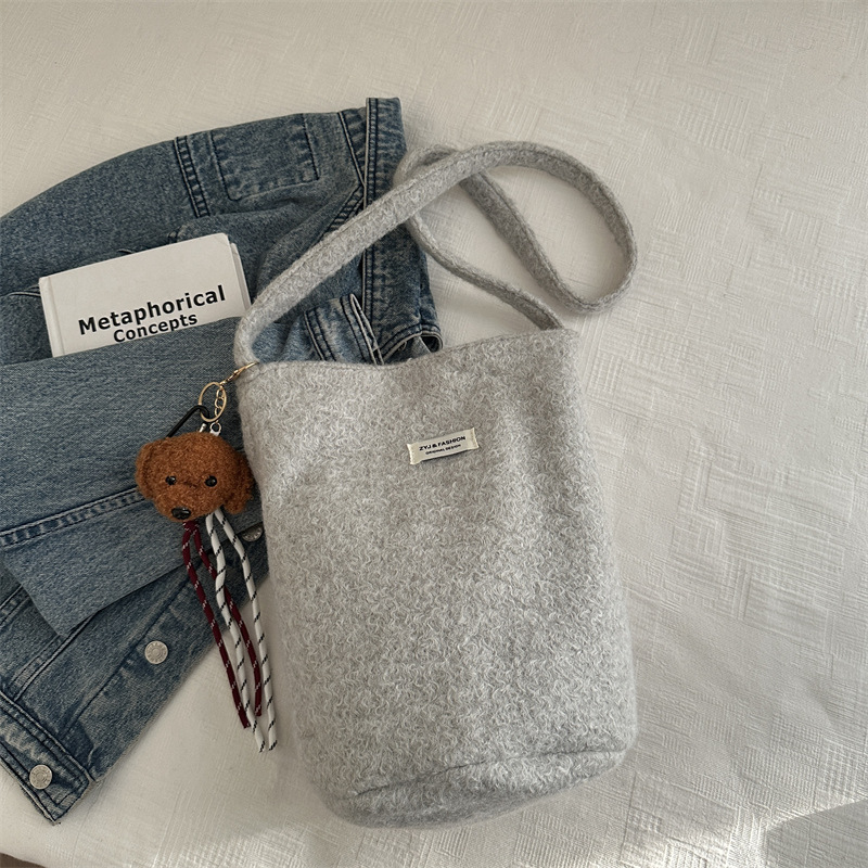 Invierno de gran capacidad lana mochila de hombro 2024 este año popular retro bolsas casuales bolsas casuales bolsas casuales bolsas de cubo para mujeres