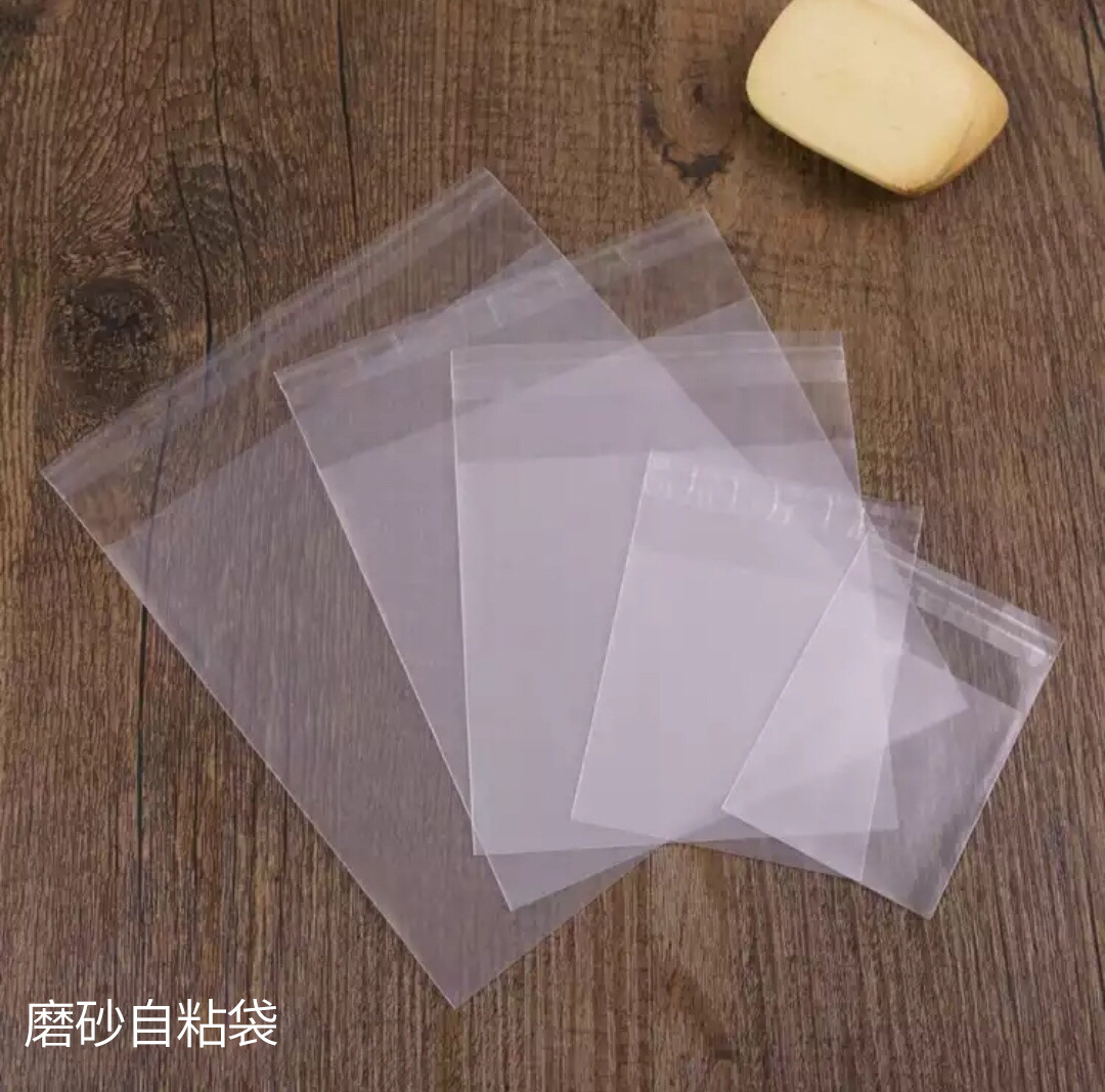 Directo de fábrica blanco lunares esmerilado bolsa autoadhesiva bolsa de embalaje de galletas de vaca caramelo copo de nieve crujiente bolsa de autosellado en stock