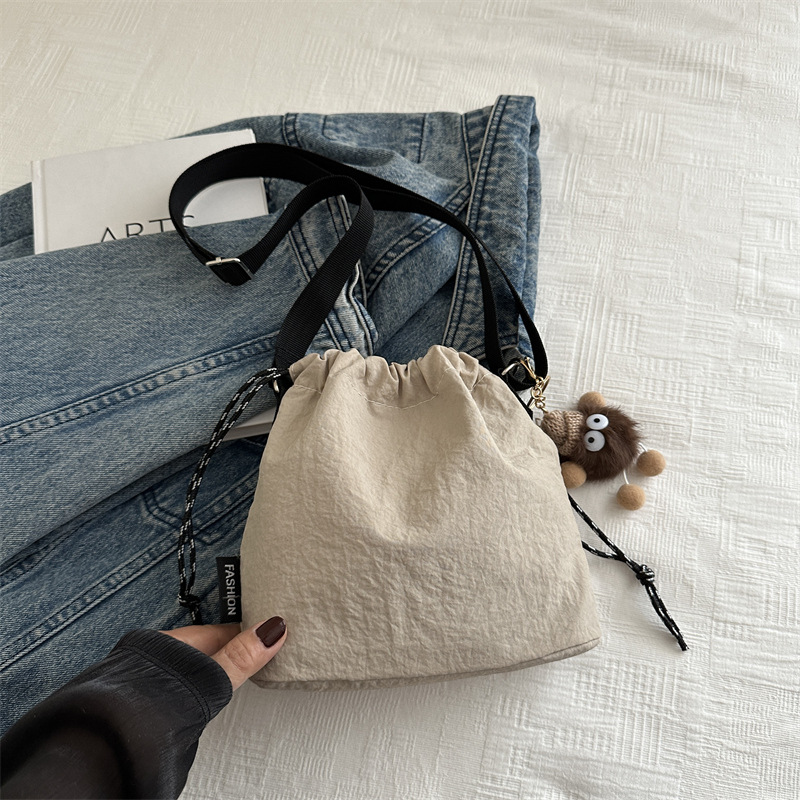 Bolsa de cubo de nylon super caliente para mujeres 2024 nueva moda de verano para estudiantes de clase bolso de hombro mochila