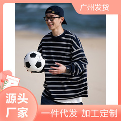 春秋の新型メンズ長袖tシャツカジュアルでゆったりしたストライプの上着の学生は韓国版のボトムシャツのファッション女性tを合わせます。