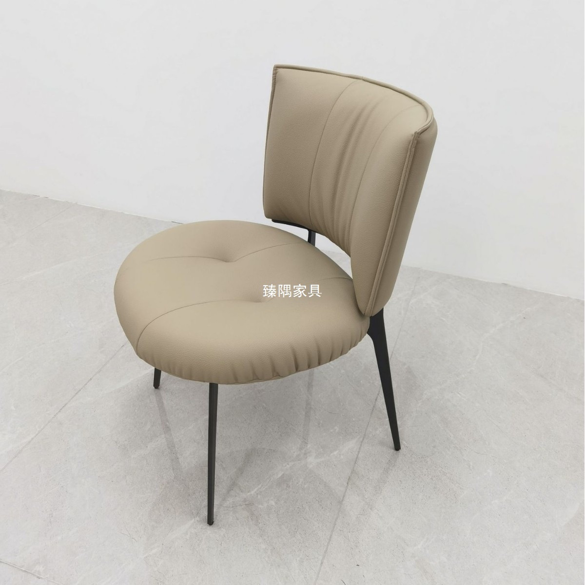 Silla de comedor de lujo ligera italiana silla doméstica moderna y simple mesa de comedor de hotel silla respaldada isla taburete de paquete suave