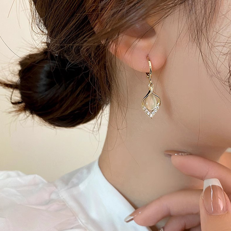 S925銀針韓国版耳飾りシンプルな大衆気質個性的な新型ピアス女性高級感真珠イヤリング卸売り