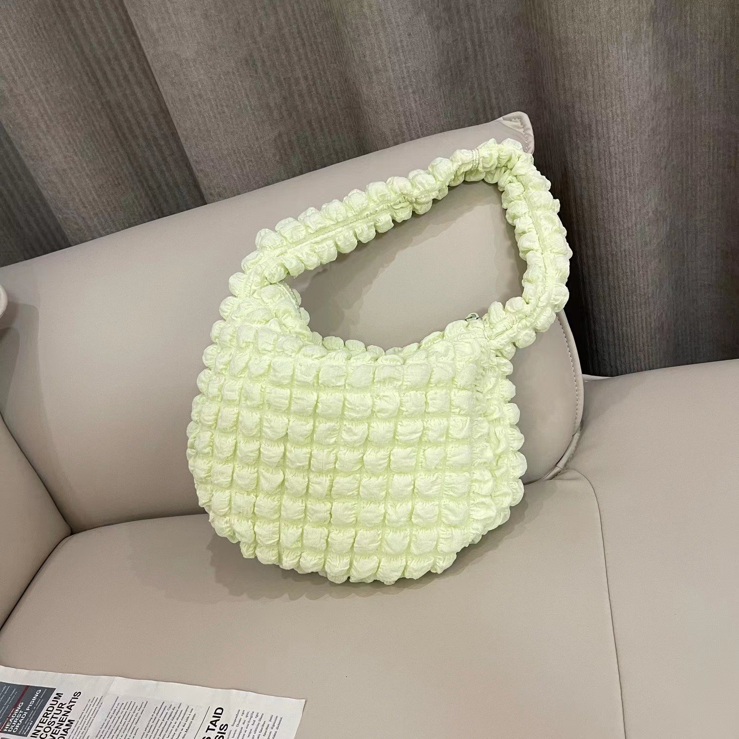 thumbnail image 1 of Bolso de axila de nube doblada 2022 nuevo bolso de hombro de un solo color sólido bolso de viaje doblado bolso de compras Hanyan hierba verde uno, 1 of 2