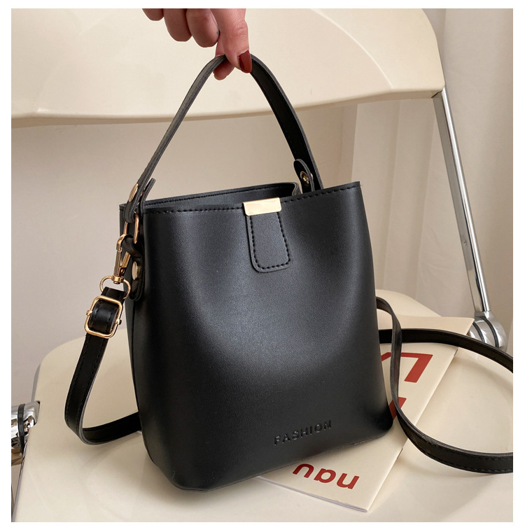 Bolsos pequeños de moda de primavera para mujer 2021 nueva moda coreana simple color sólido moda mensajero bolso de cubo portátil de un solo hombro