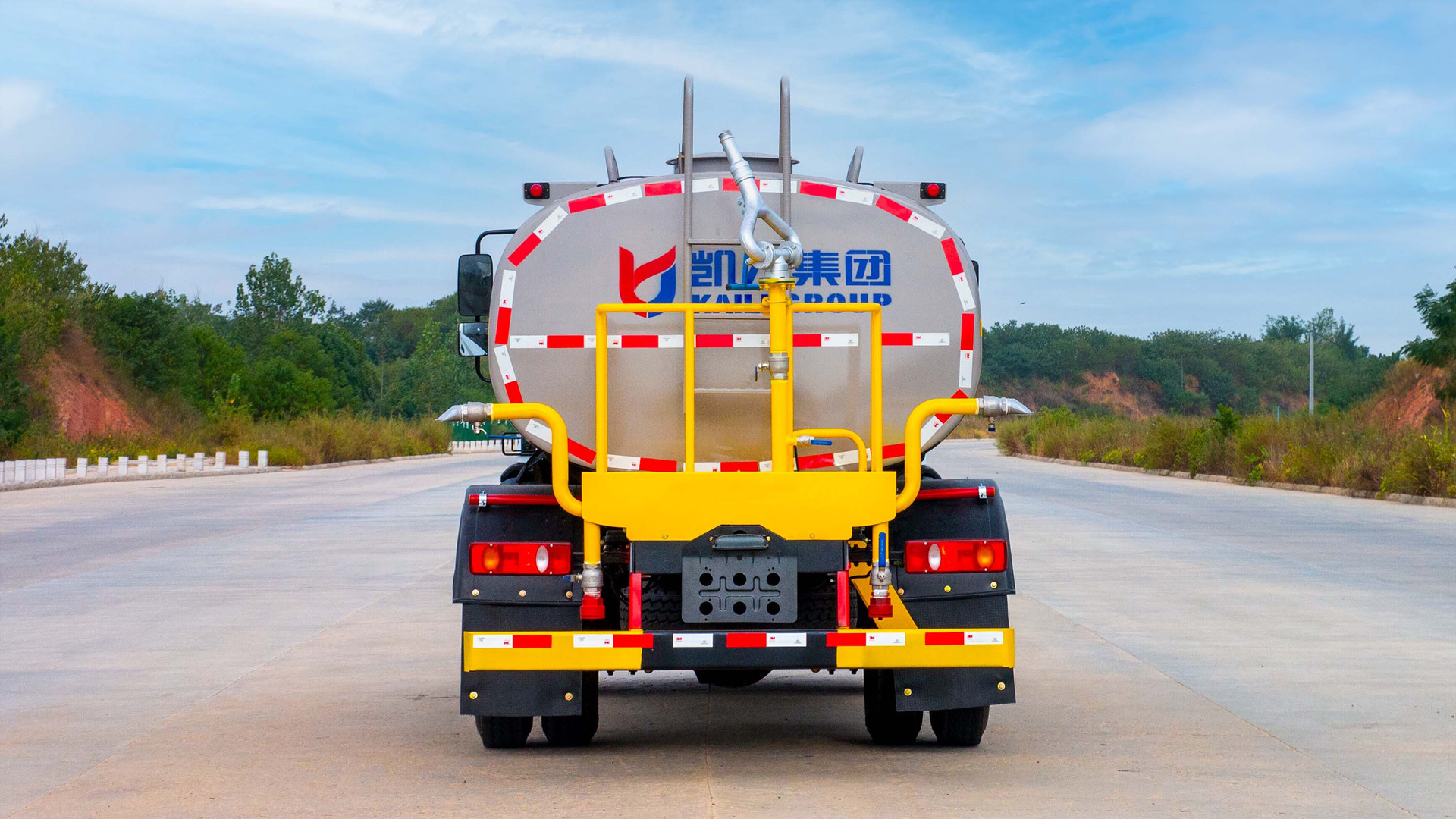 9.3 Square Dongfeng Huashen T3 Sprinkler Truck, Road Construction Site Dust Reduction, Landscaping Sprinkler Truck