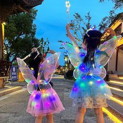 イルミネーションの天使の精霊の蝶の翼は二つ折りにして子供を散歩して遊ぶことができます。