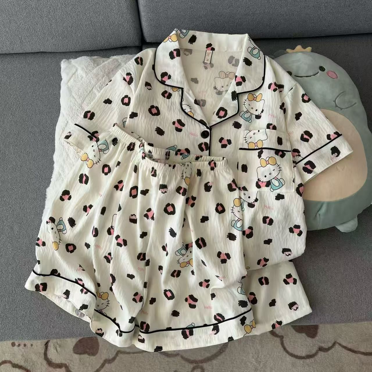 Cute punto de onda KT gato nubes pijamas de algodón mujer pantalones cortos de manga corta de verano coreano cuello de dibujos animados set de ropa para el hogar