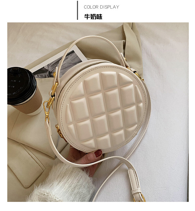 Popular Bag 2021 New Trendy Fashion Portable Small Round Korean Messenger Bag display picture 11