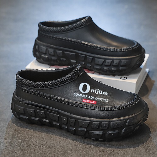 New style slippers for men—indoor and outdoor, non-slip, waterproof, kitchen chef’s slippers—fashionable couple’s closed-toe slippers.