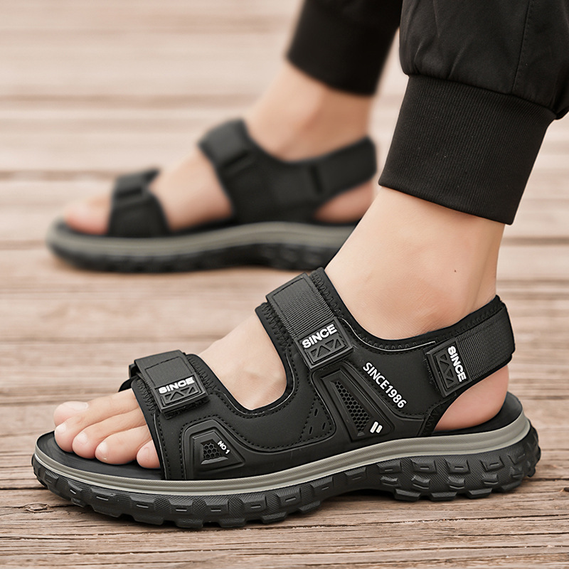 La nueva tendencia de los hombres en la primavera y el verano de 2025, las sandalias de velcro para hombres casuales y versátiles, transpirables y cómodas para todos los días