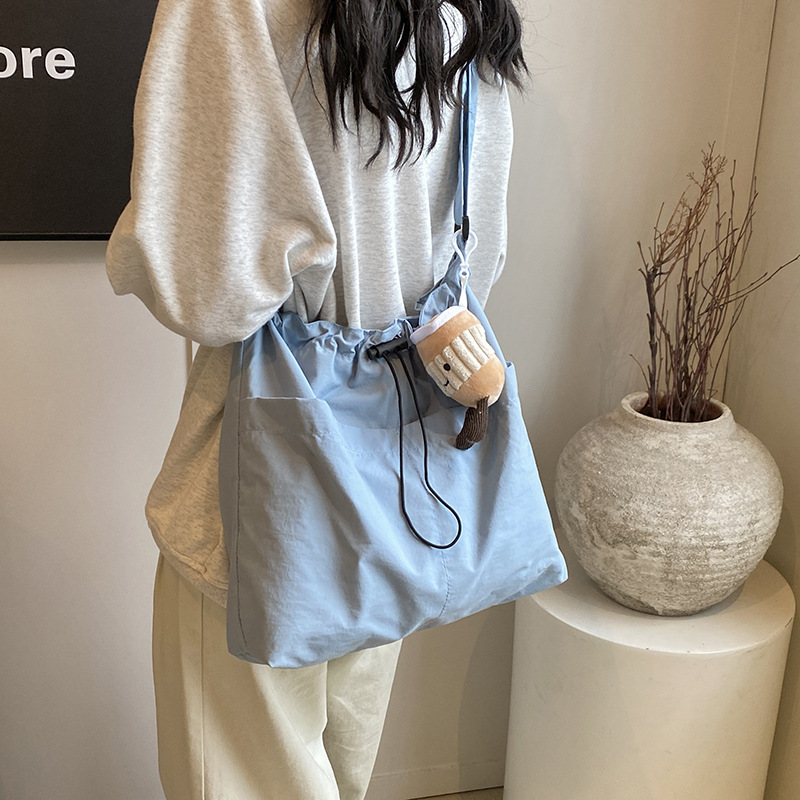 Bolsa de lona de moda simple 2024 nueva bolsa de mujer bolsa de hombro casual versátil de gran capacidad de viaje al trabajo bolso de cubo