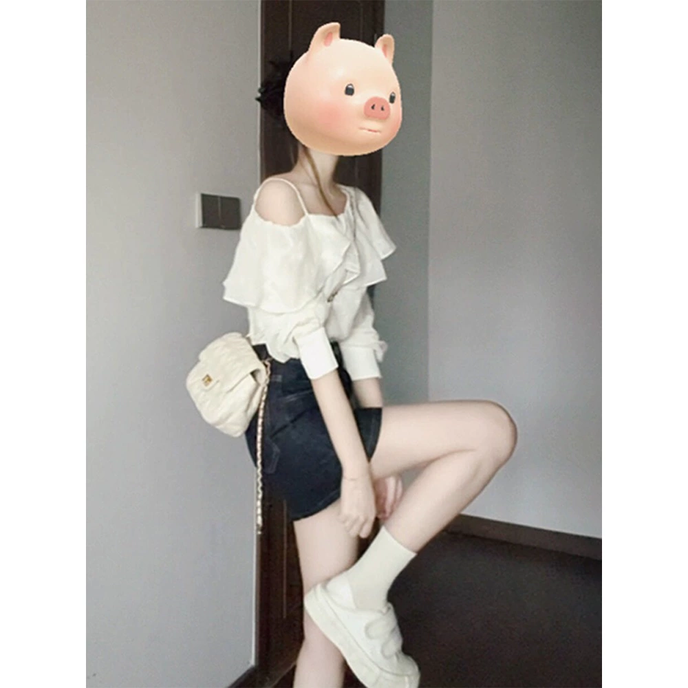 Белая дизайнерская женская рубашка лето 2025 новый стиль легкая роскошь омолаживающий стиль косой плечевой рюшевый топ