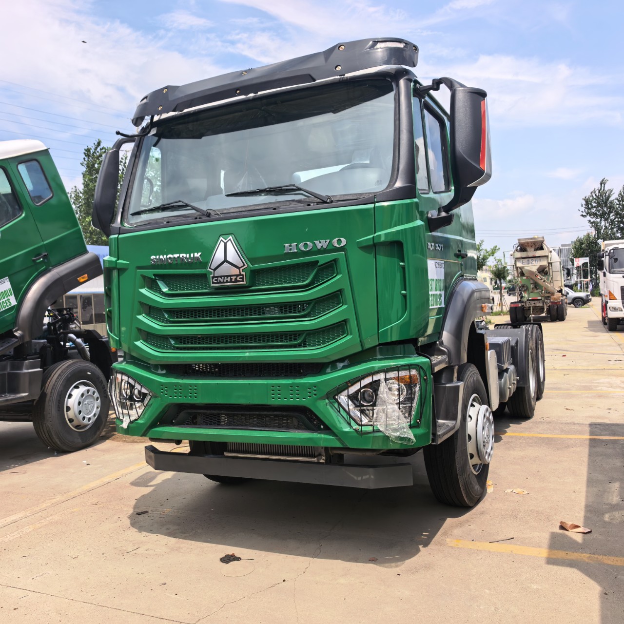 Manufacturer of cross-border HOWO dump trucks, construction waste transporters, rear-tipping dumpers, and crane-equipped transport vehicles