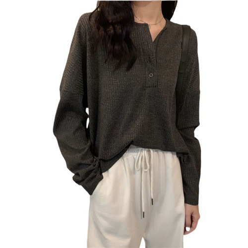 Plus-size, curvy girls' relaxed-fit white long-sleeve T-shirt—spring/fall Korean-style chic innerwear knitted base layer top for trendy winter looks