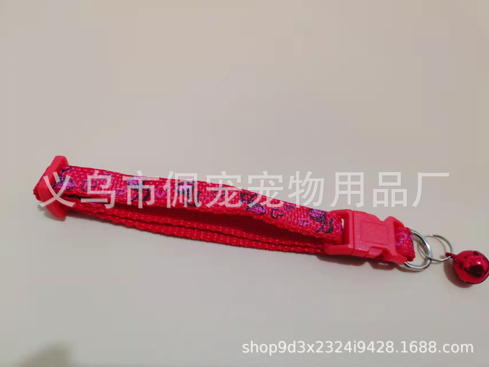 1.0 Pegado collar de perros de mascotas collar de campana de alta calidad botón de color niña gran cantidad de stock de fábrica