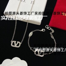 �羳���S�����A�������ĸV�M荰׽�ɫ���b��Ů�r�и����Ů��