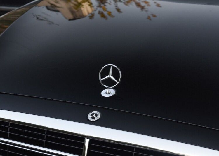 Suitable for Mercedes-Benz E-Class, C-Class, and S-Class engine hood emblems; original factory modification emblem for E300L, C180, C200, and S350