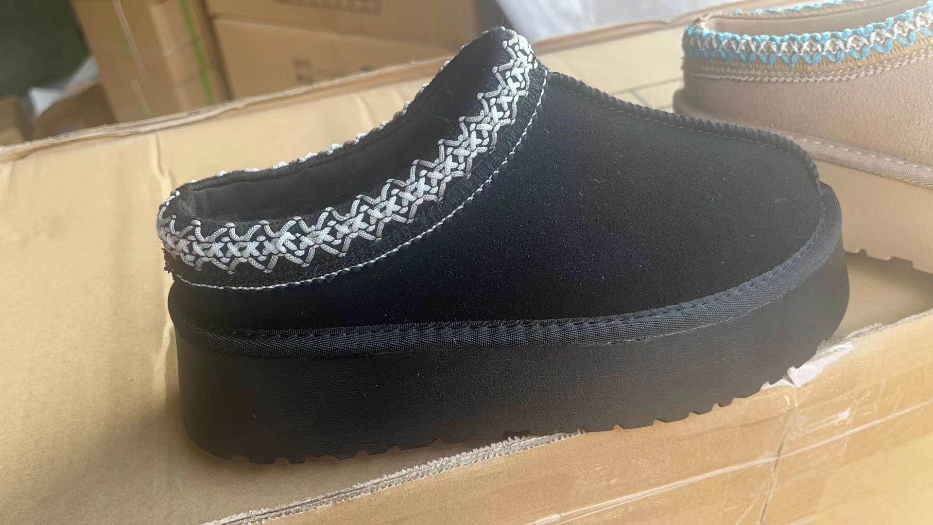 Botas de nieve de suela gruesa para mujer 2023 Otoño e Invierno Nuevo desgaste al aire libre aumentó la piel forrada de lana integrada punta cerrada medias zapatillas zapatos de piel para mujeres