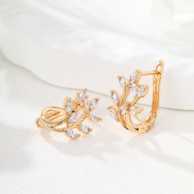 Xuping retro estilo ruso en forma de D aleación de cobre chapado 18k hoja de nicho de diseño pendientes transfronterizos pendientes para mujeres