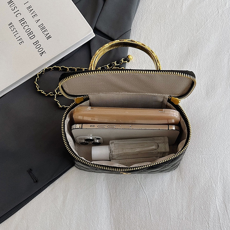 Tendência deste ano: Bolsa feminina de luxo com alça de corrente acolchoada, modelo saco, transversal e de ombro._voghion.com