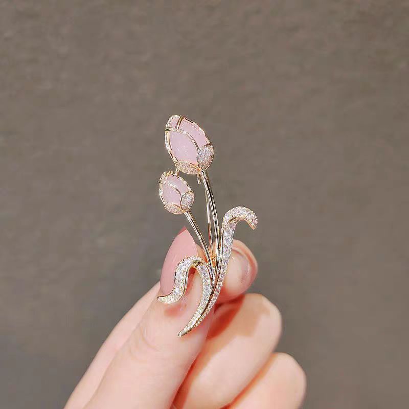 Trendy Versatile Waist-Cinching Brooch with Tulip Design for Women, High-End Niche Clothing Accessory