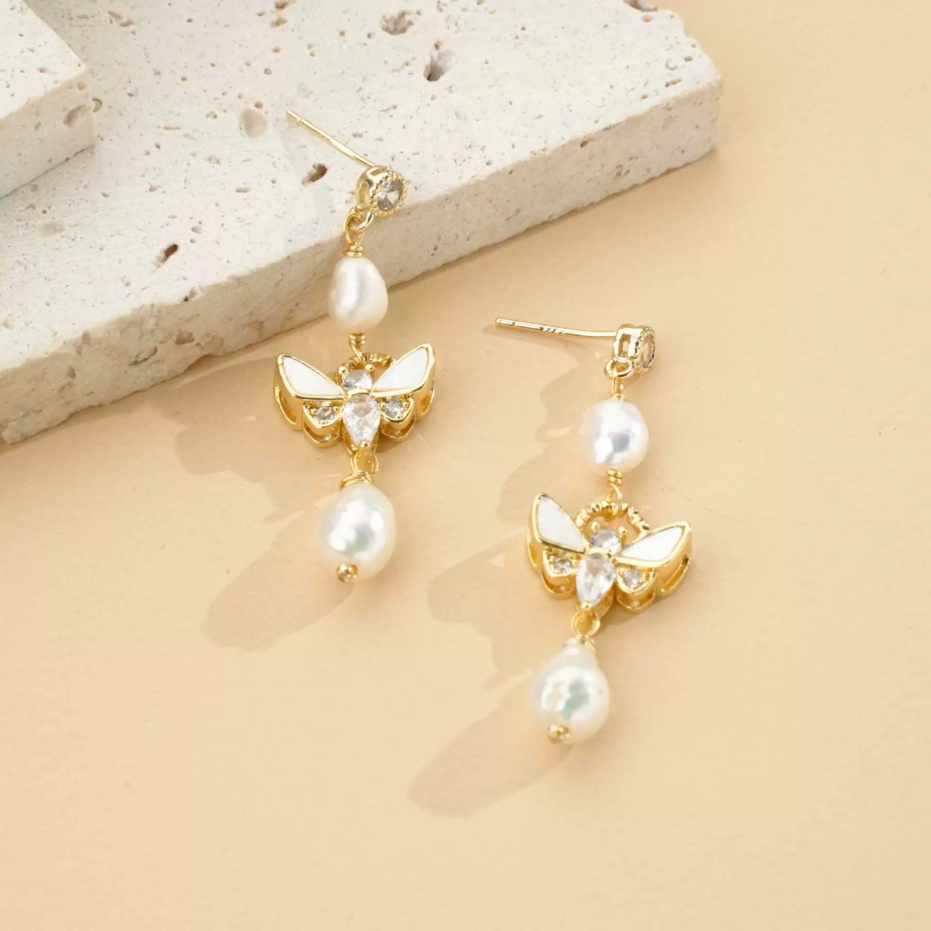 源头工厂天然珍珠蝴蝶耳坠复古风耳钉防水防敏饰品跨境批发爆款