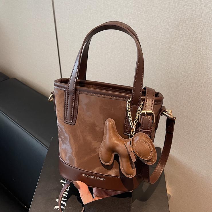 Bolso de tendencia explosiva para mujeres 2025 nuevo estilo versátil bolso de hombro simple de alto nivel nicho bolso de cubo