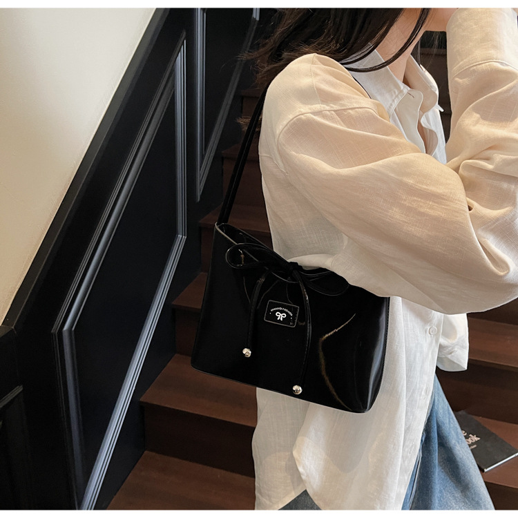 Women's fashion bucket bag 2025 new retro handbag, bow single-shoulder bag, solid color versatile underarm bag undefined