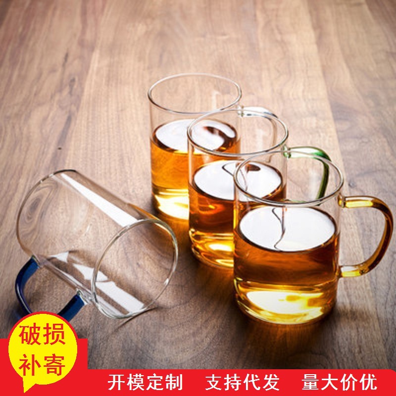 Taza de agua de mango de color recto de borosilicato al por mayor de fábrica con mango taza de té verde transparente de vidrio engrosado de una sola capa para el hogar