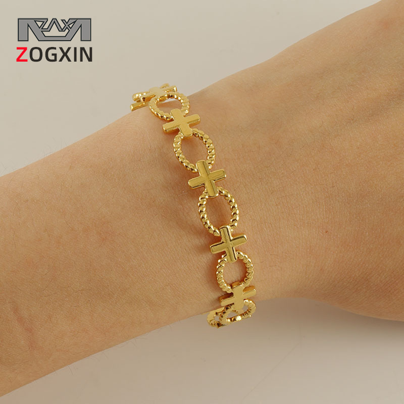 2023 nuevo transfronterizo europeo y americano pulsera nicho luz lujo diseño abierto oro hueco Cruz pulsera de acero inoxidable