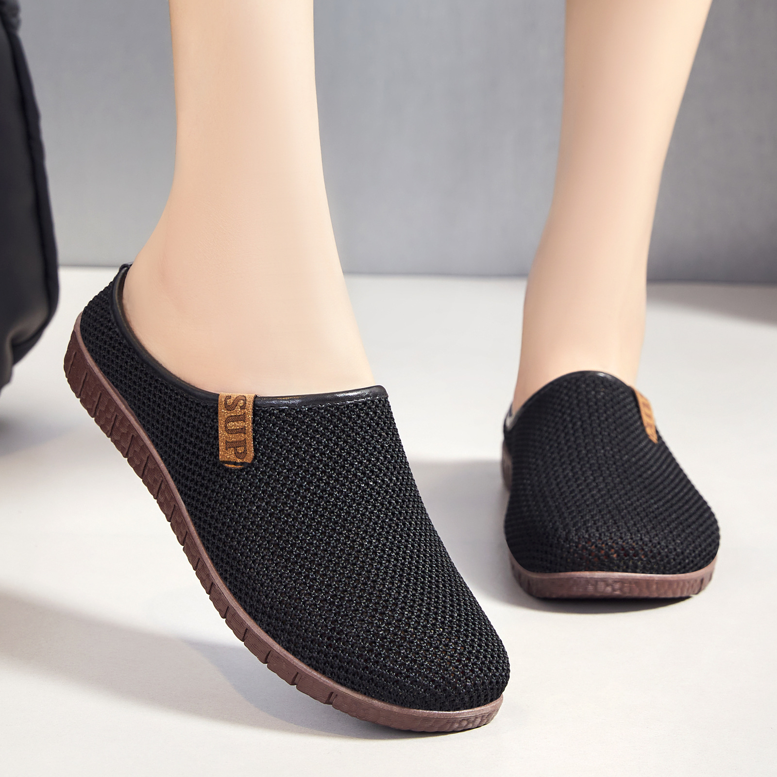 Zapatos de mujer, nuevo estilo de verano, sandalias transpirables de malla con punta cerrada, zapatos casuales cómodos de suela blanda para uso en exteriores, venta al por mayor.