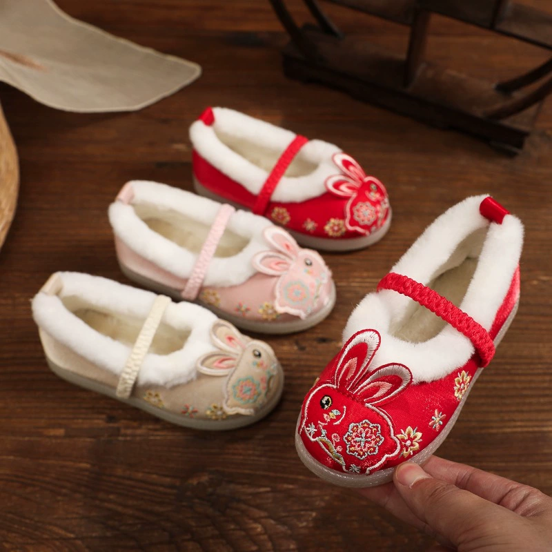 Детские туфли Ханьфу, традиционные вышитые детские туфли, новинка зимы 2025, флисовые детские туфли с мехом кролика красного цвета, новогодние туфли.