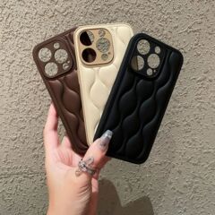 iPhone17proMax対応 メイラード風立体菱形ダウンジャケット風Apple16精密穴あきスマホケース