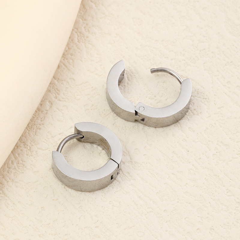 Joyería de acero inoxidable simple anillo brillante diario todo partido titanio acero hebilla pendientes unisex nicho estilo