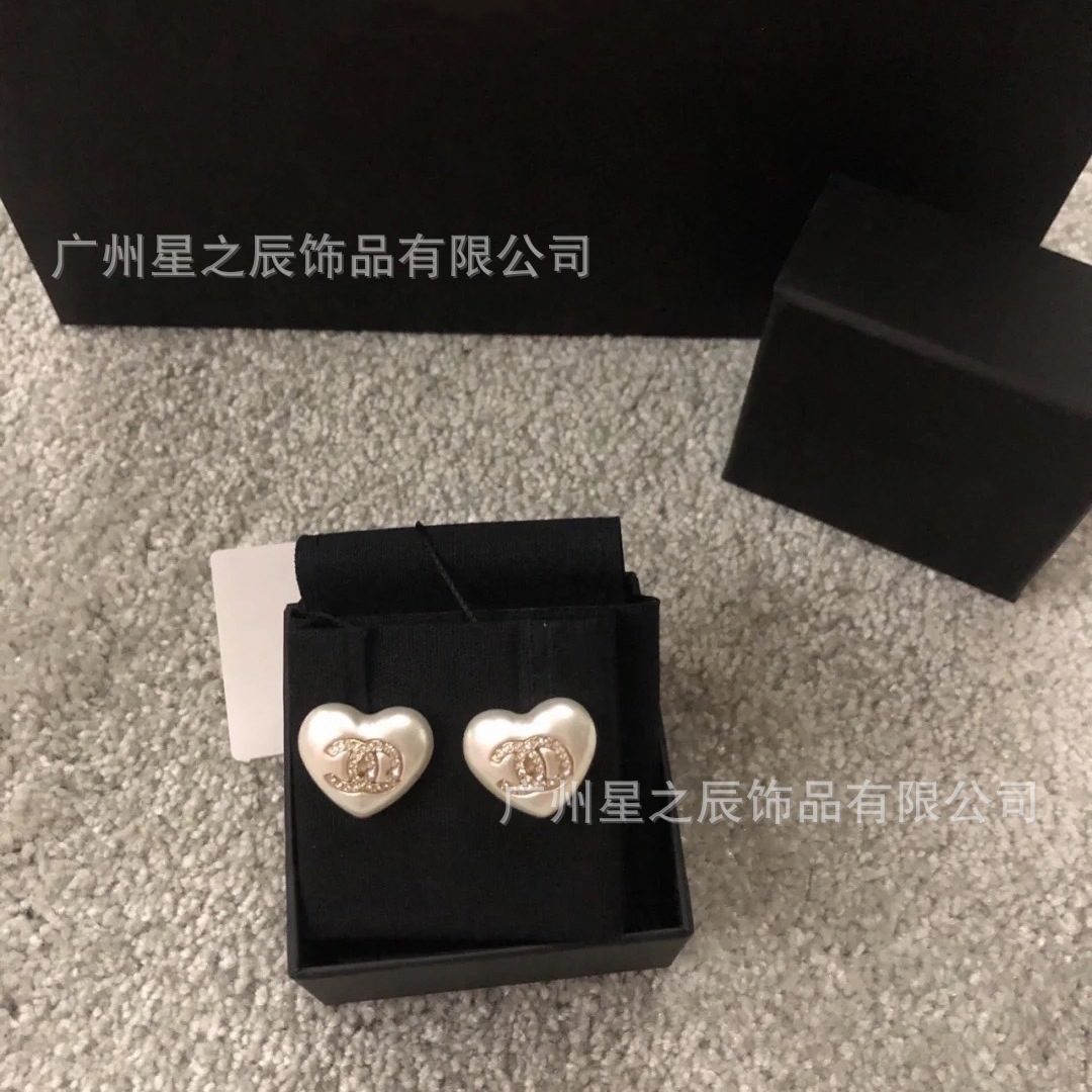 女性用のラベル付きダブルCホワイトピーチハートイヤリング、女性用ダイヤモンドハートイヤリング、工場卸売の実物写真