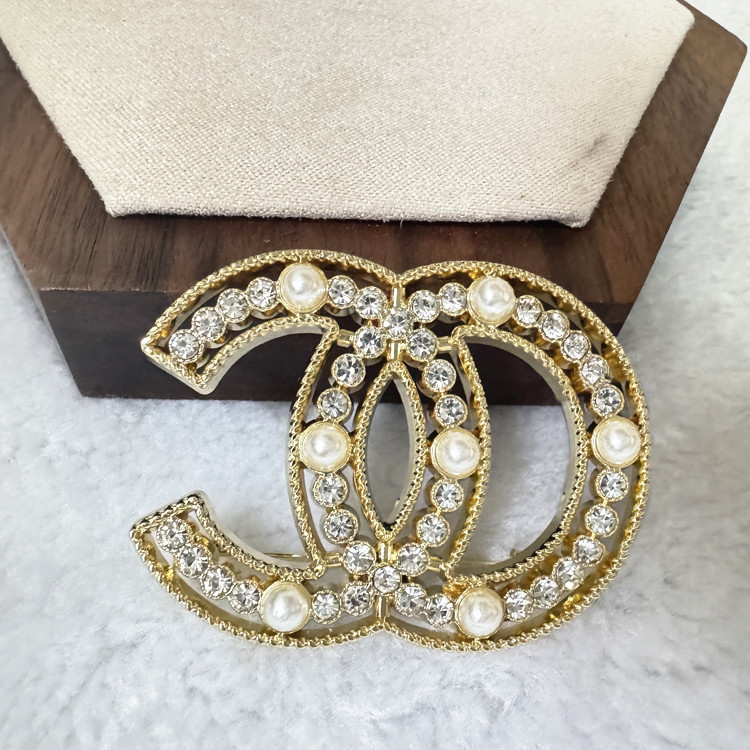 Letras transfronterizas anti-luz broche de cristal trajes de línea Europa y América joyas bolsos broches de diamante decoración
