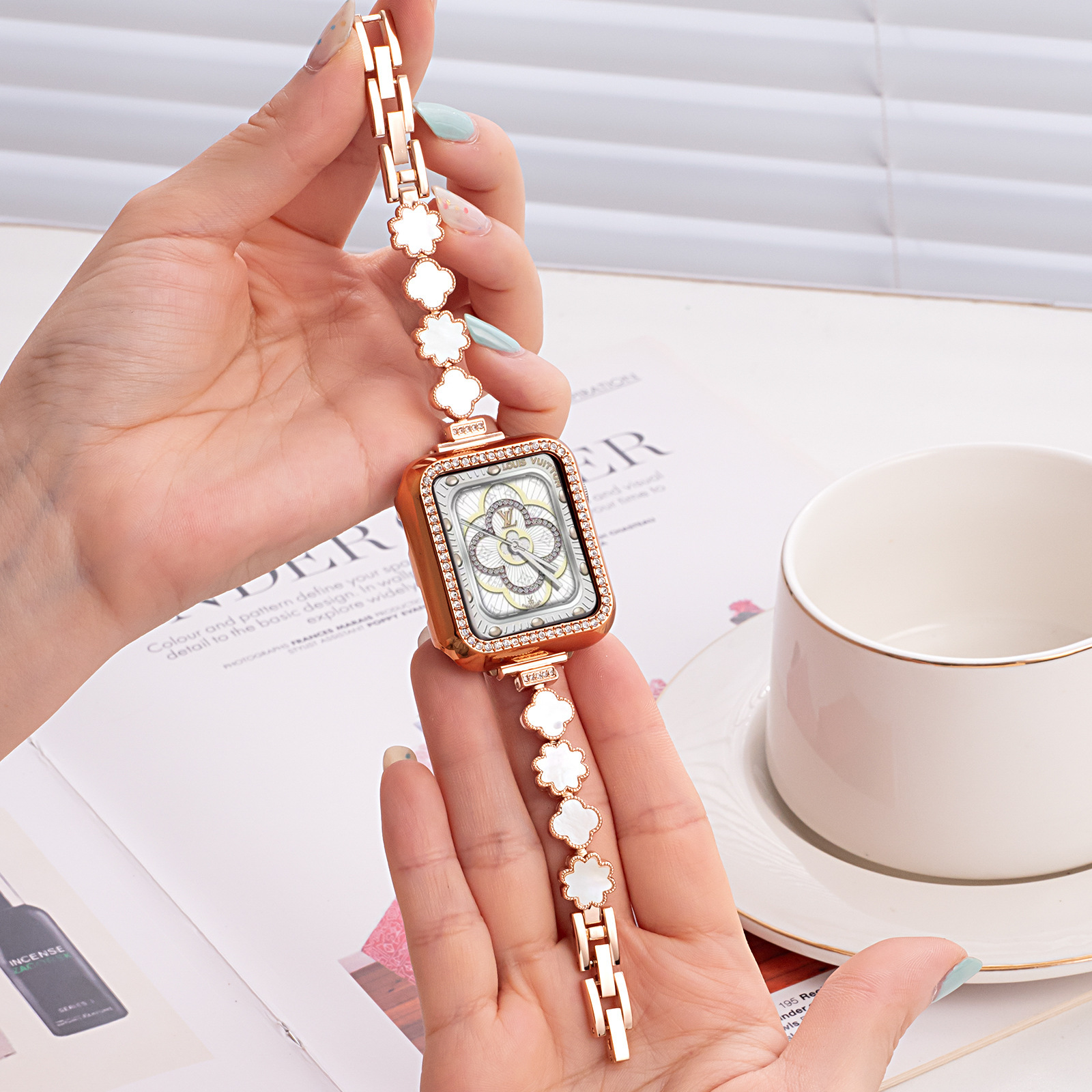 Suitable for Apple Watch Series 1-S10, diamond-encrusted four-leaf clover mother-of-pearl band, SE98 Apple Watch band