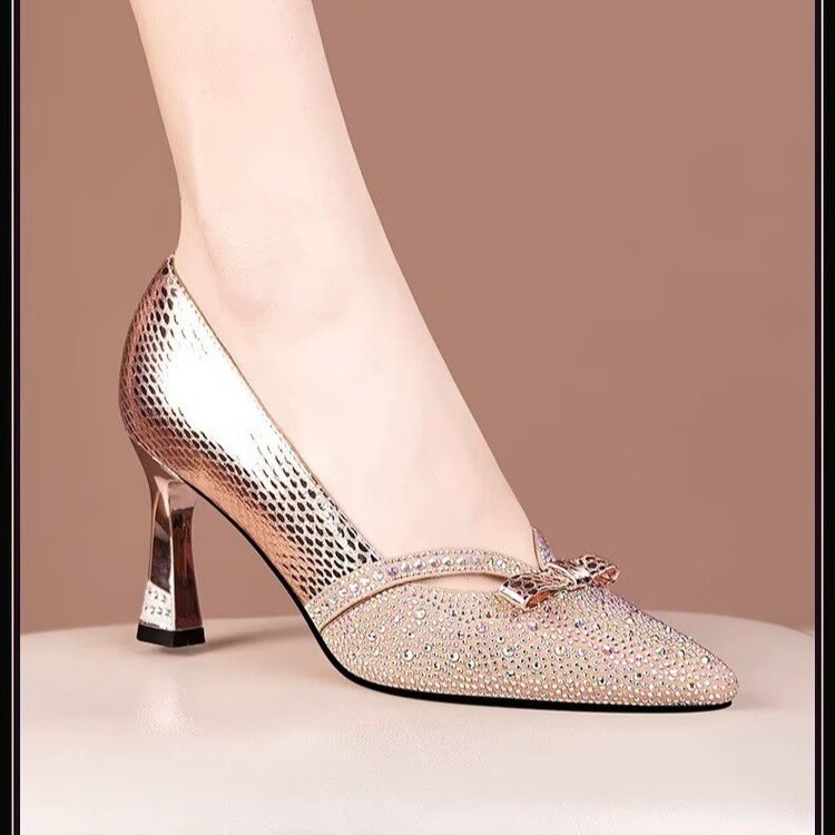 Temperamento zapatos de tacón alto de mujer tacones puntuales 2026 primavera y verano nuevo estilo de moda arco de diamante zapatos de tacón alto poco profundos