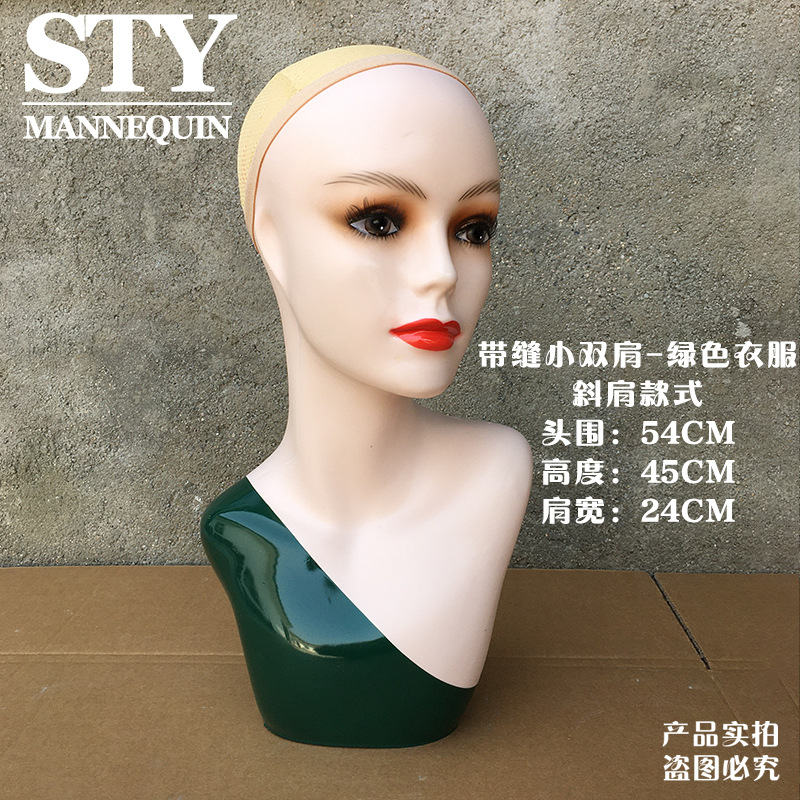 Bring a small shoulders-oblique shoulder red lips-green clothes