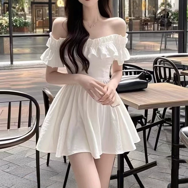 부드러운 여왕풍의 우아함을 담은 러플 원숄더 드레스, 2026년 여름 신상 핫걸 스타일 허리라인을 강조하는 슬림핏 미니 드레스