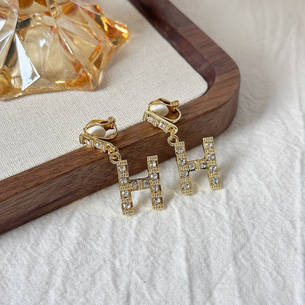 Versión coreana del temperamento de camelia, sin orejas perforadas, pinza para la oreja, flor de perla, tablero de ajedrez, pinza para la oreja triangular con diamantes, pendientes de nicho para mujeres