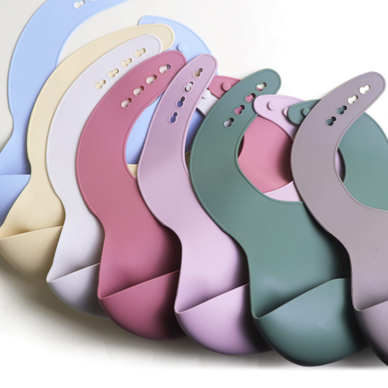 Bebé en edad preescolar comiendo babero comida complementaria babero impermeable silicona bebé súper suave niños babero saliva anti-sucio artefacto